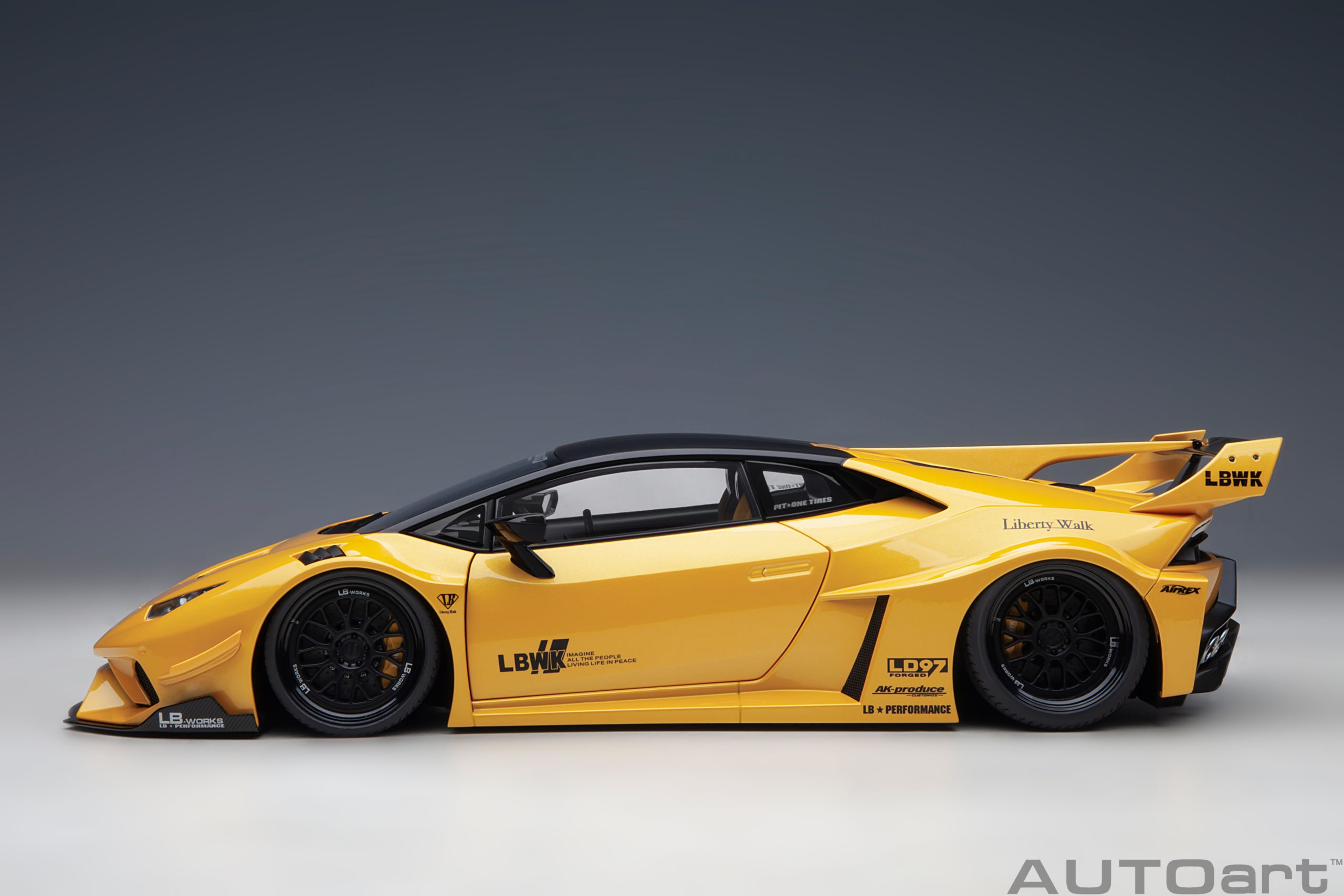 AUTOart 79127 Liberty Walk Huracan GT met.-gelb