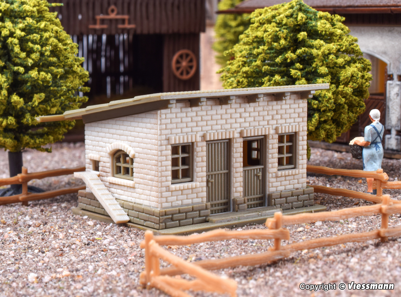 47709 Stall mit Zaun