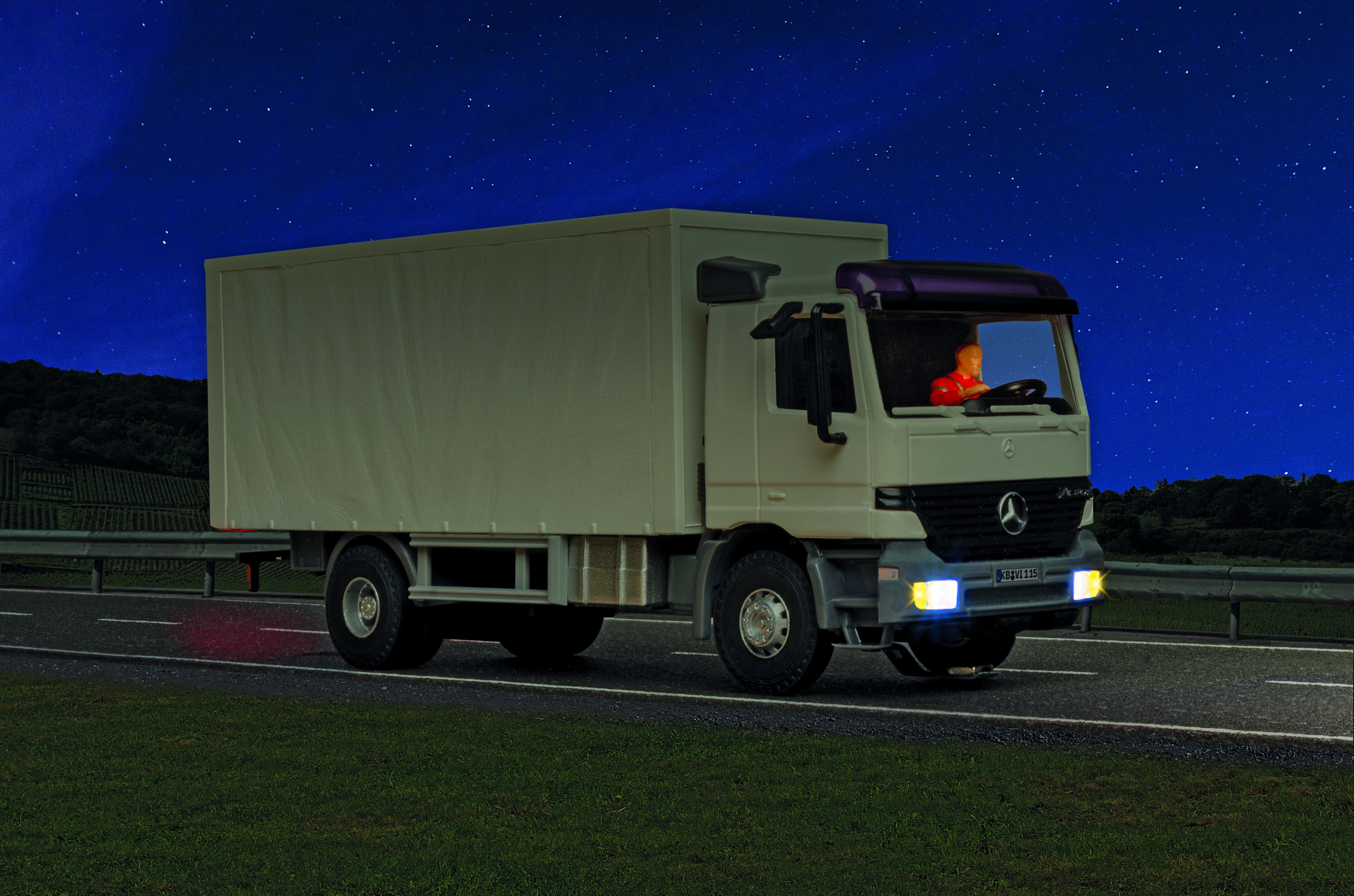 Viessmann 8115 CarMotion: MB Actros Koffer-Lkw