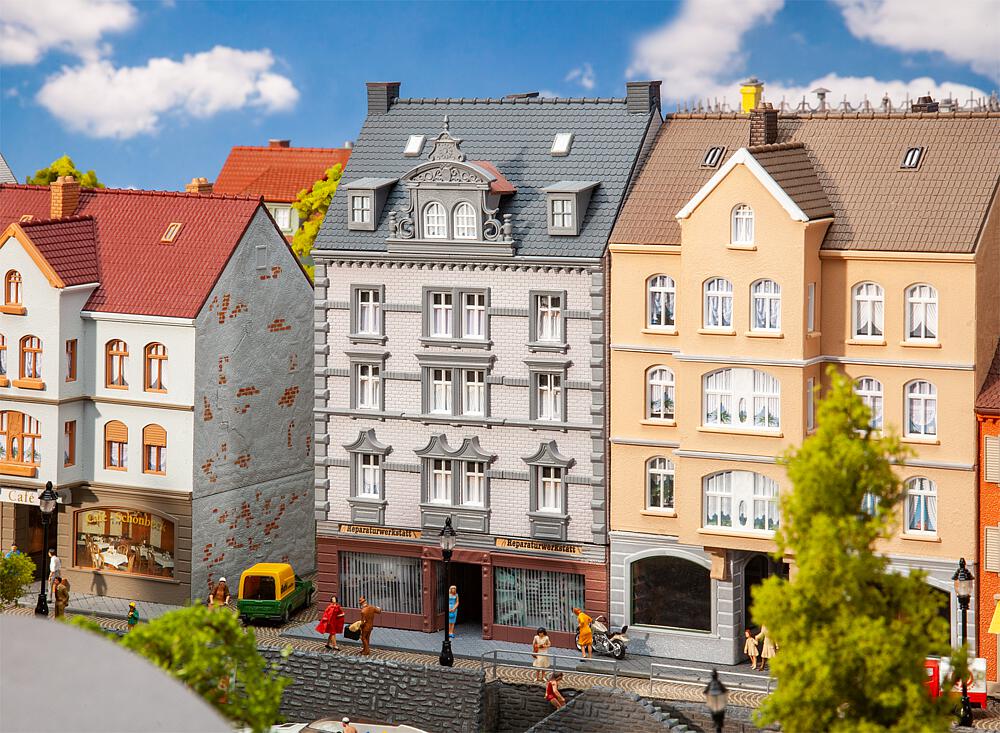 130705 Stadthaus mit Reparaturwerkst