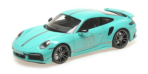 113069077 Porsche 911 Turbo S Coupe Sport grün
