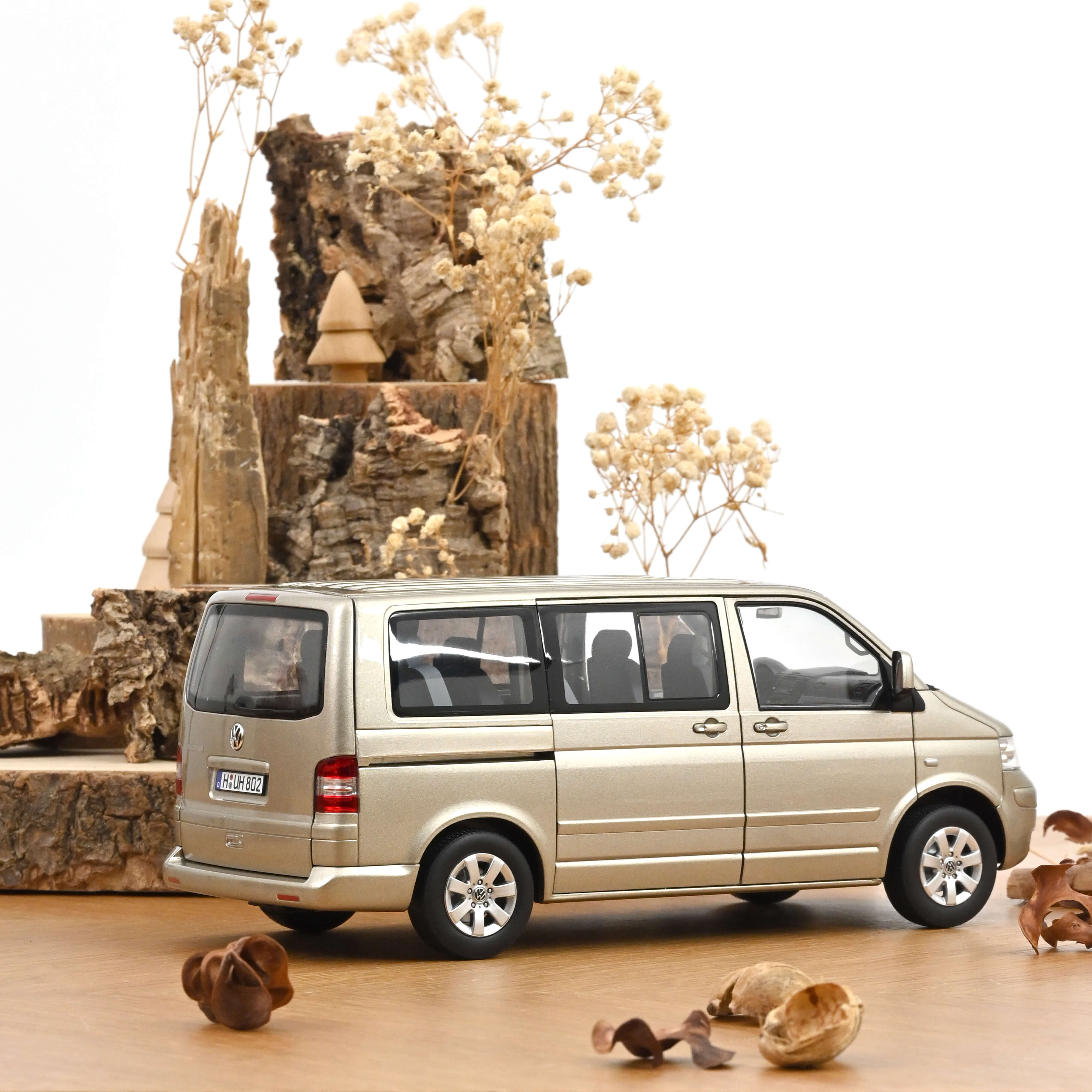 Norev 188602 VW Multivan wheat beige met. (2003)