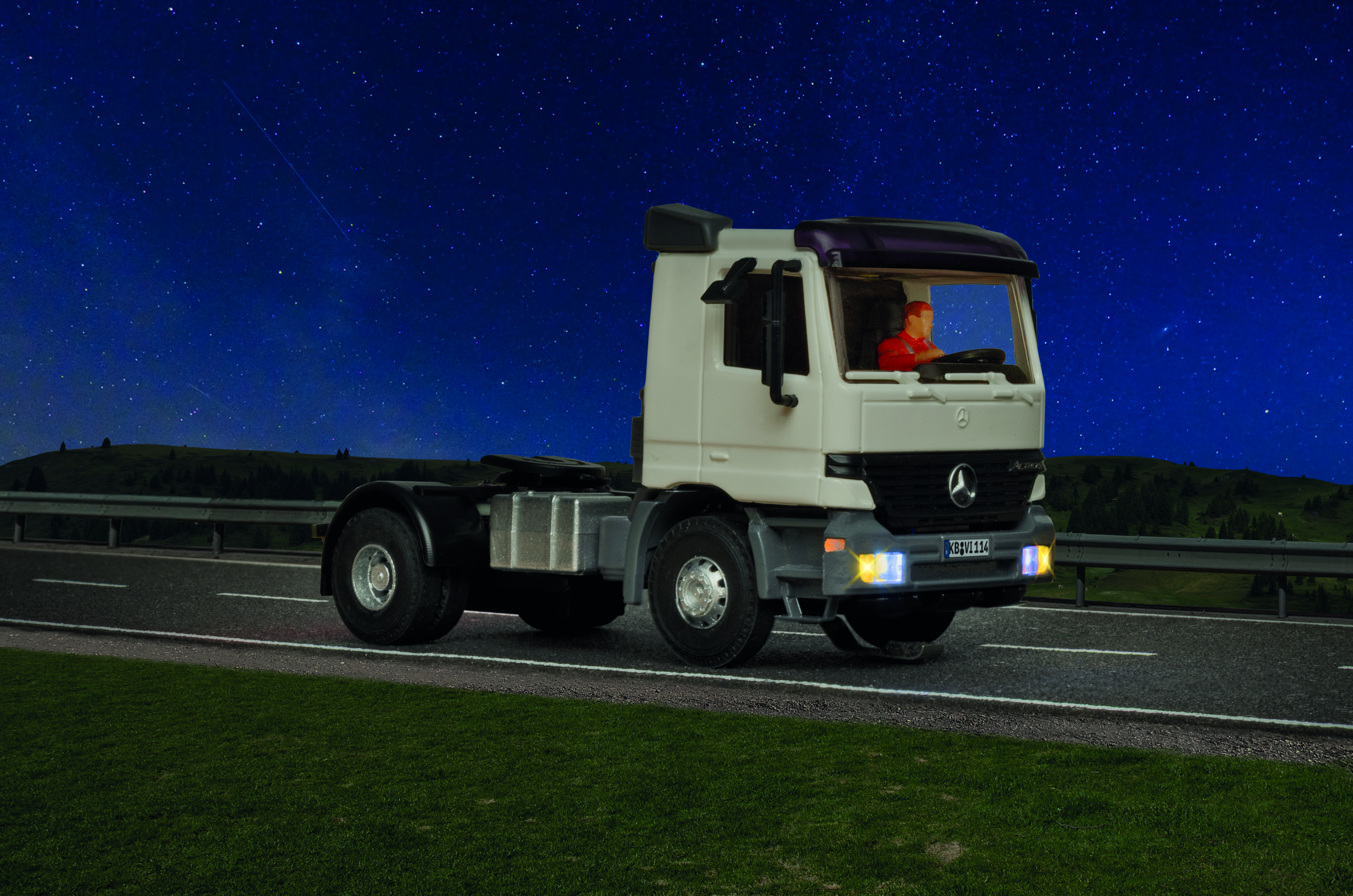 Viessmann 8114 CarMotion: MB Actros LH (2a) SZM
