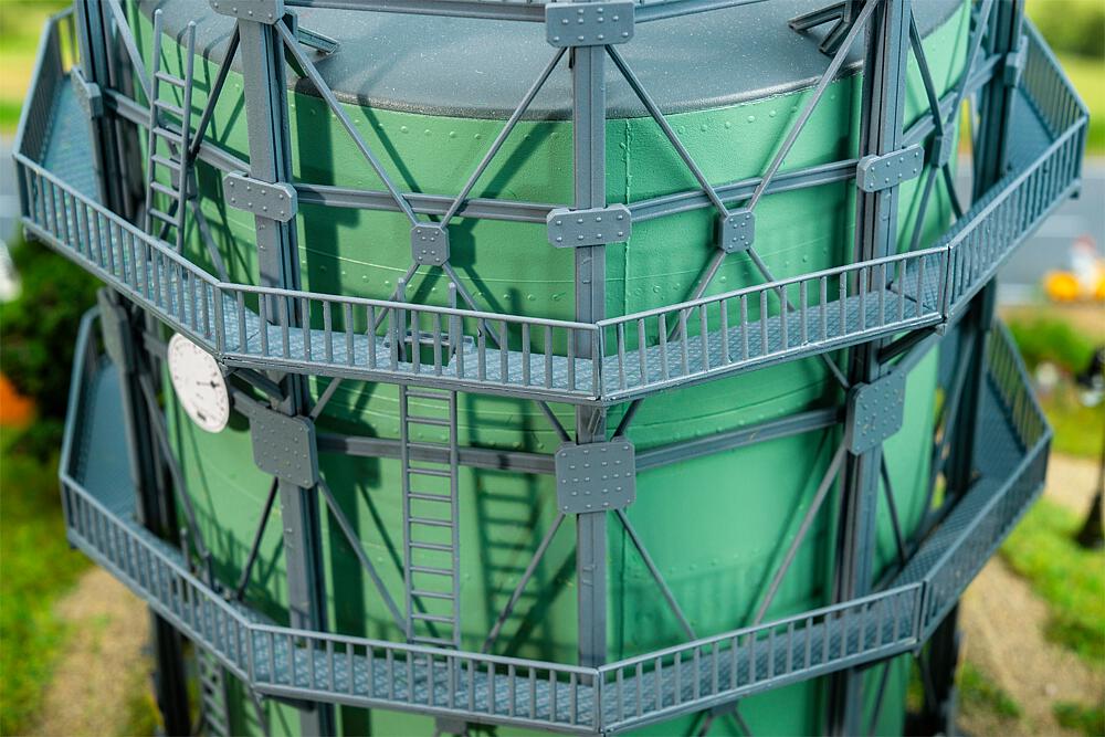 130157 Gasometer mit Rohrleitungen