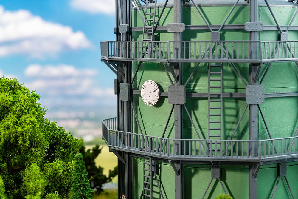 130157 Gasometer mit Rohrleitungen