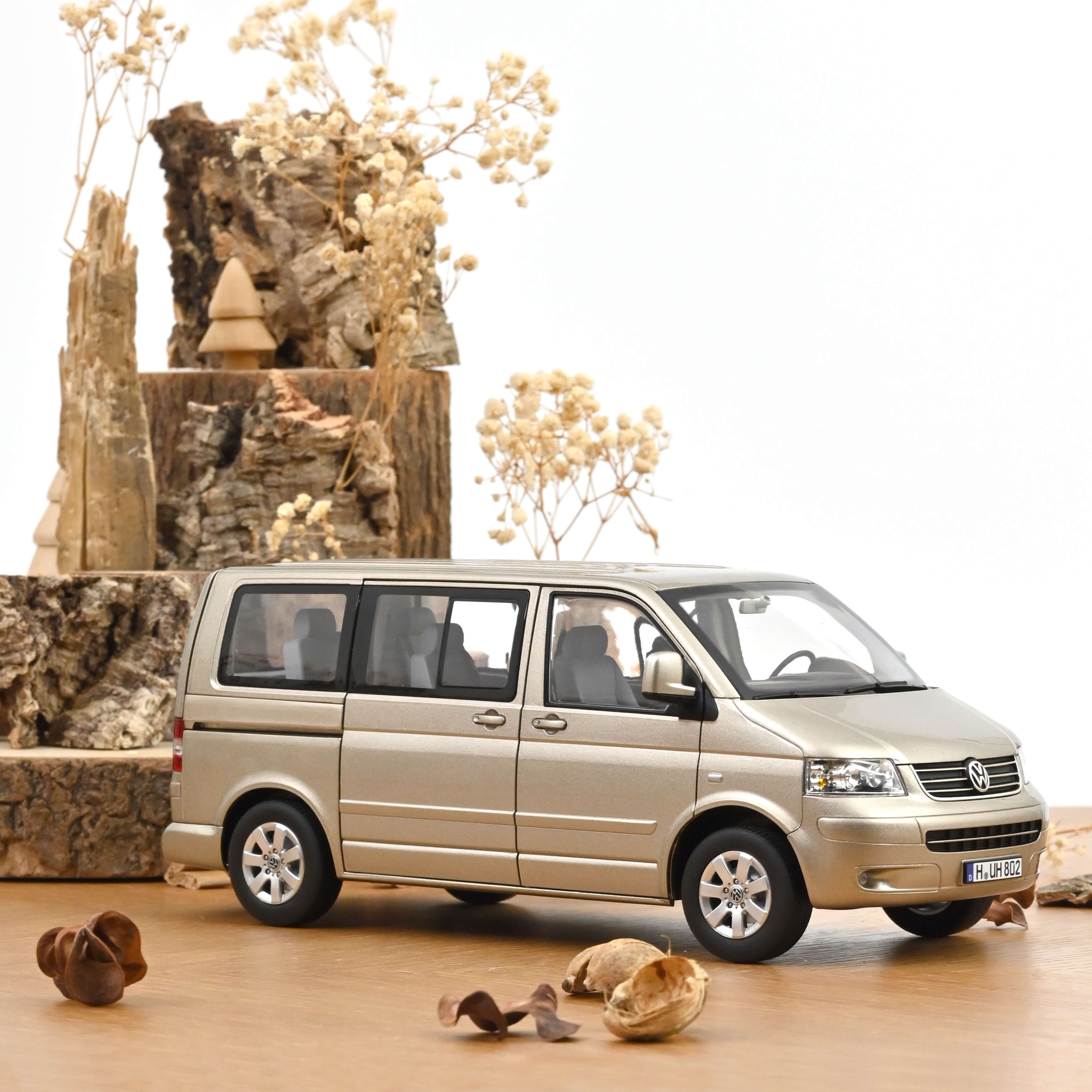 Norev 188602 VW Multivan wheat beige met. (2003)