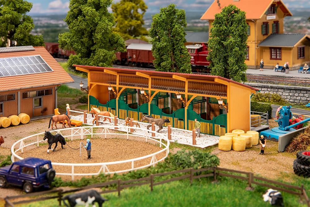 130597 Pferdestall mit 4 Pferden