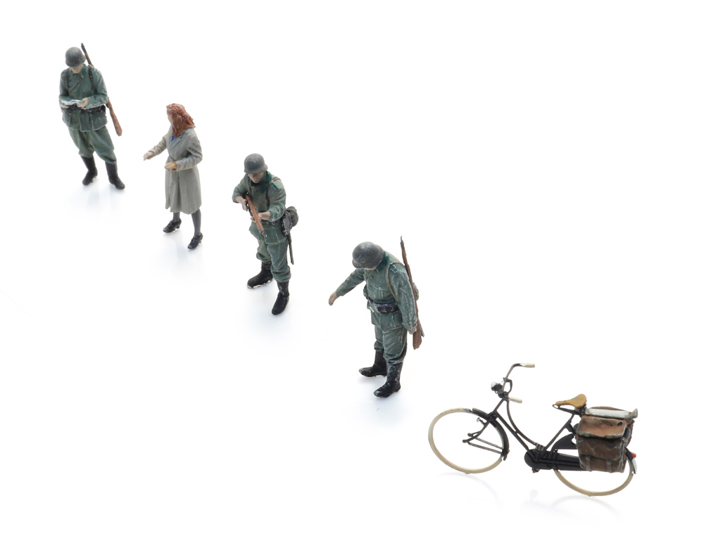 5160047 WM Checkpoint + Frau auf dem Fahrrad