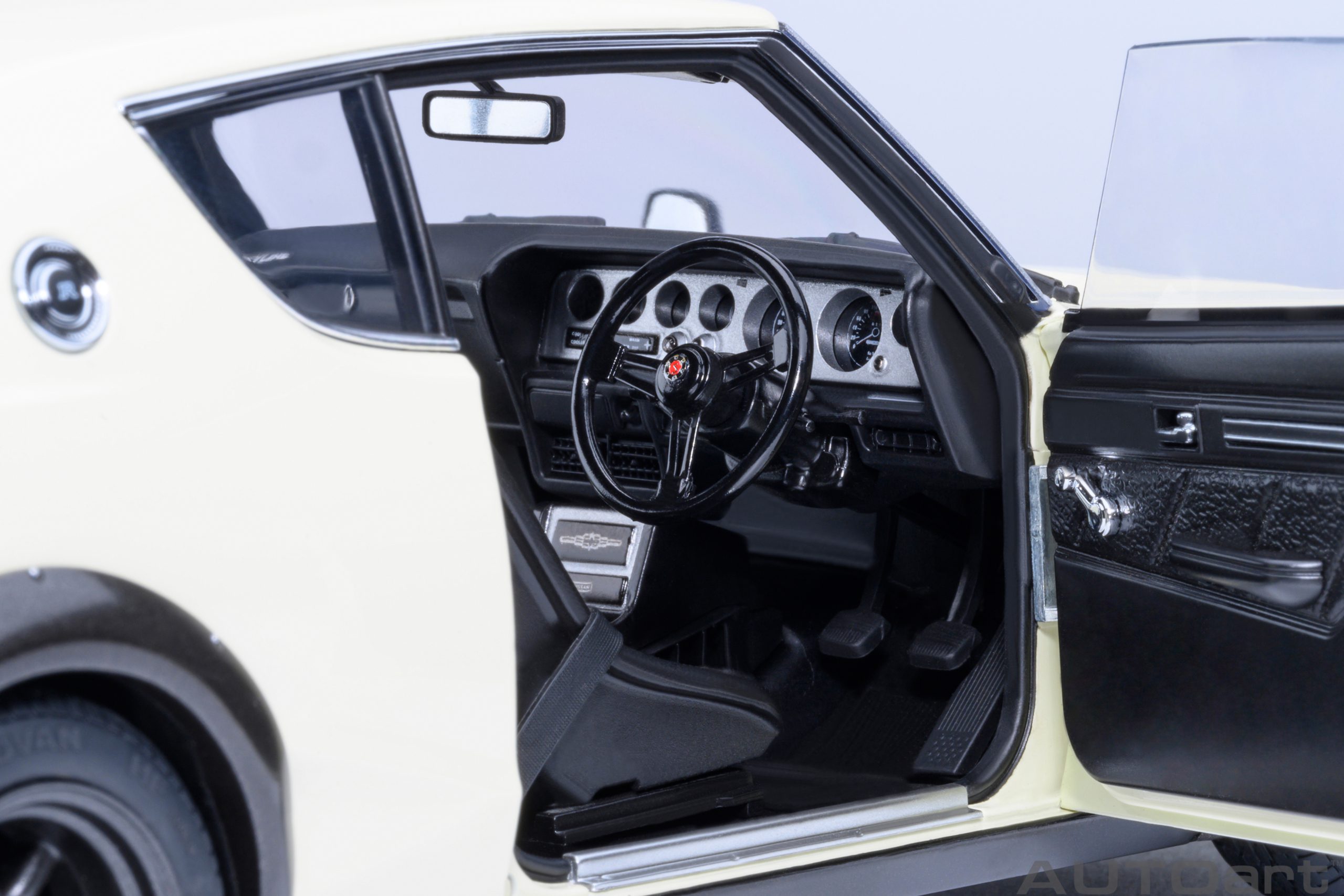 AUTOart 77467 Nissan Skyline 2000 GT-R (KPG110) weiß