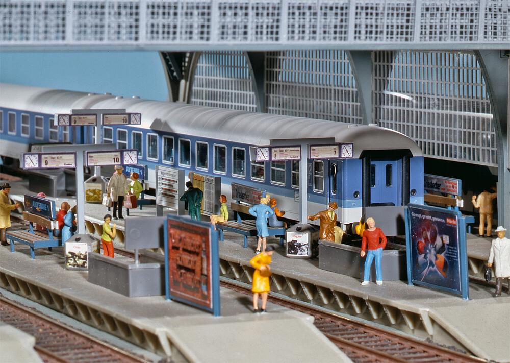 120186 Bahnsteigausschmückung