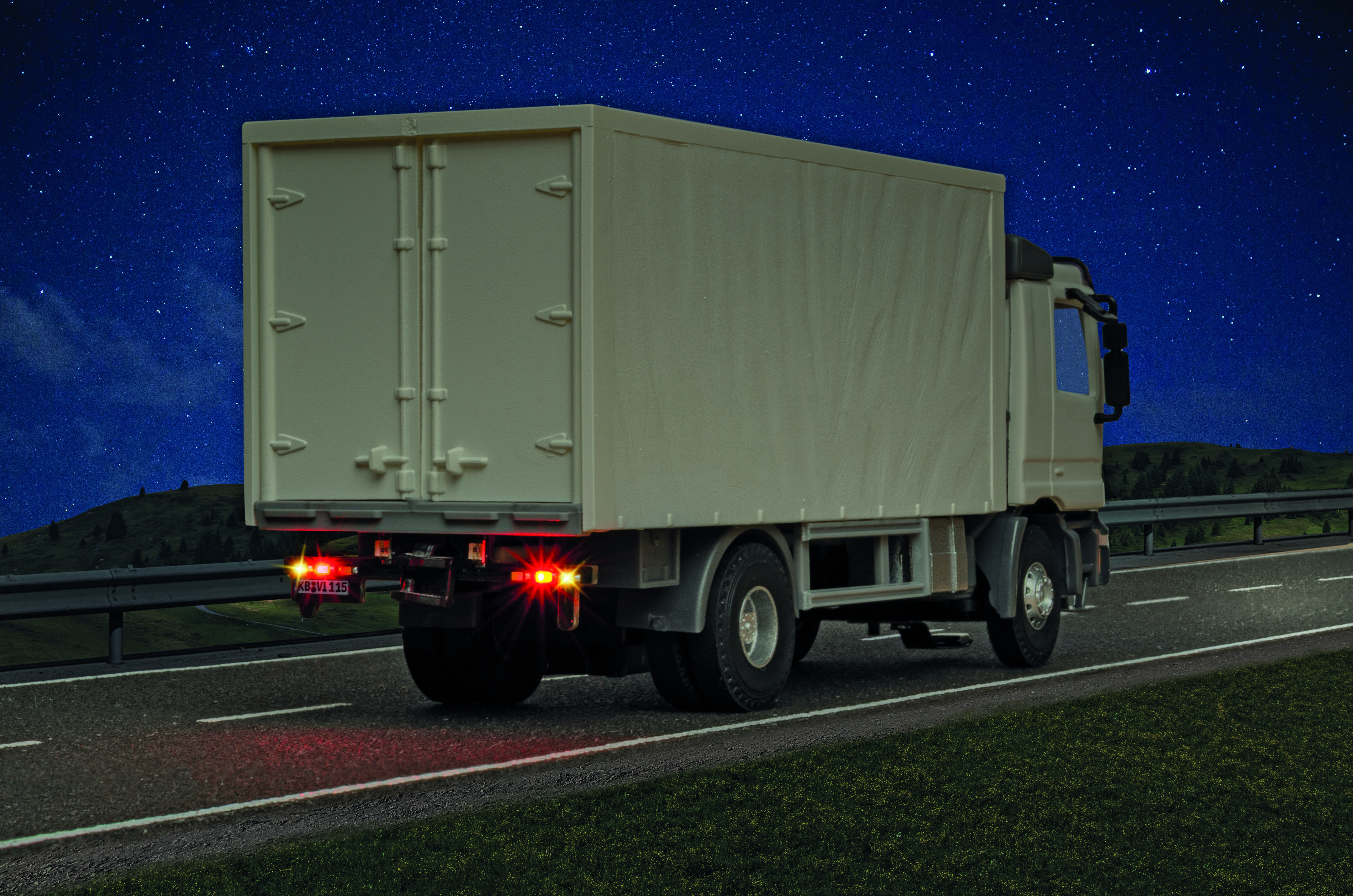 Viessmann 8115 CarMotion: MB Actros Koffer-Lkw