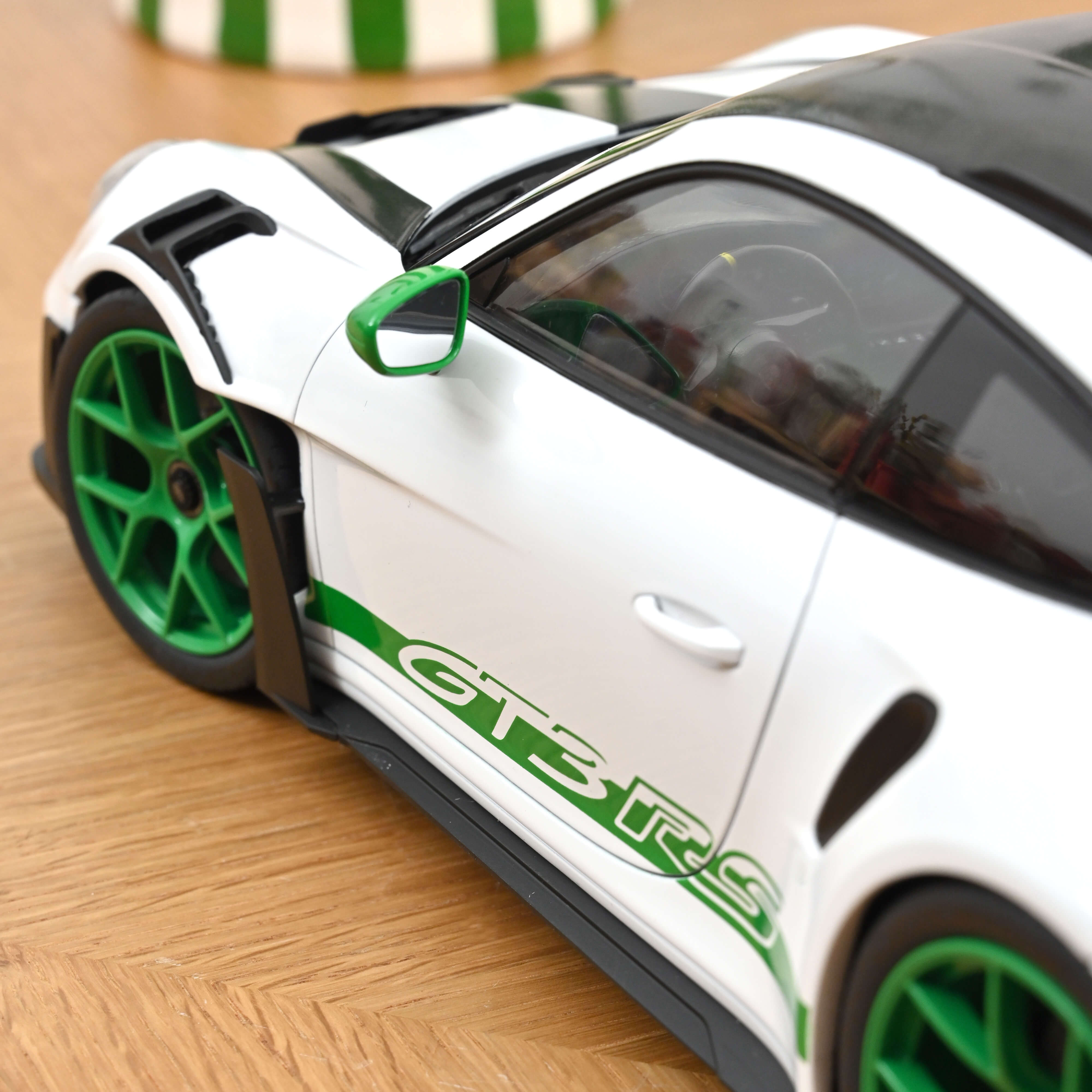 Norev 127535 Porsche 911 GT3 RS Tribute weiß/grün