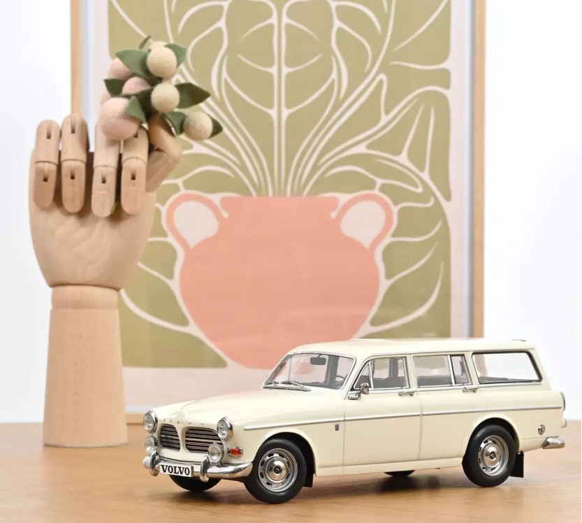 188750 Volvo Amazon Break Pearl White