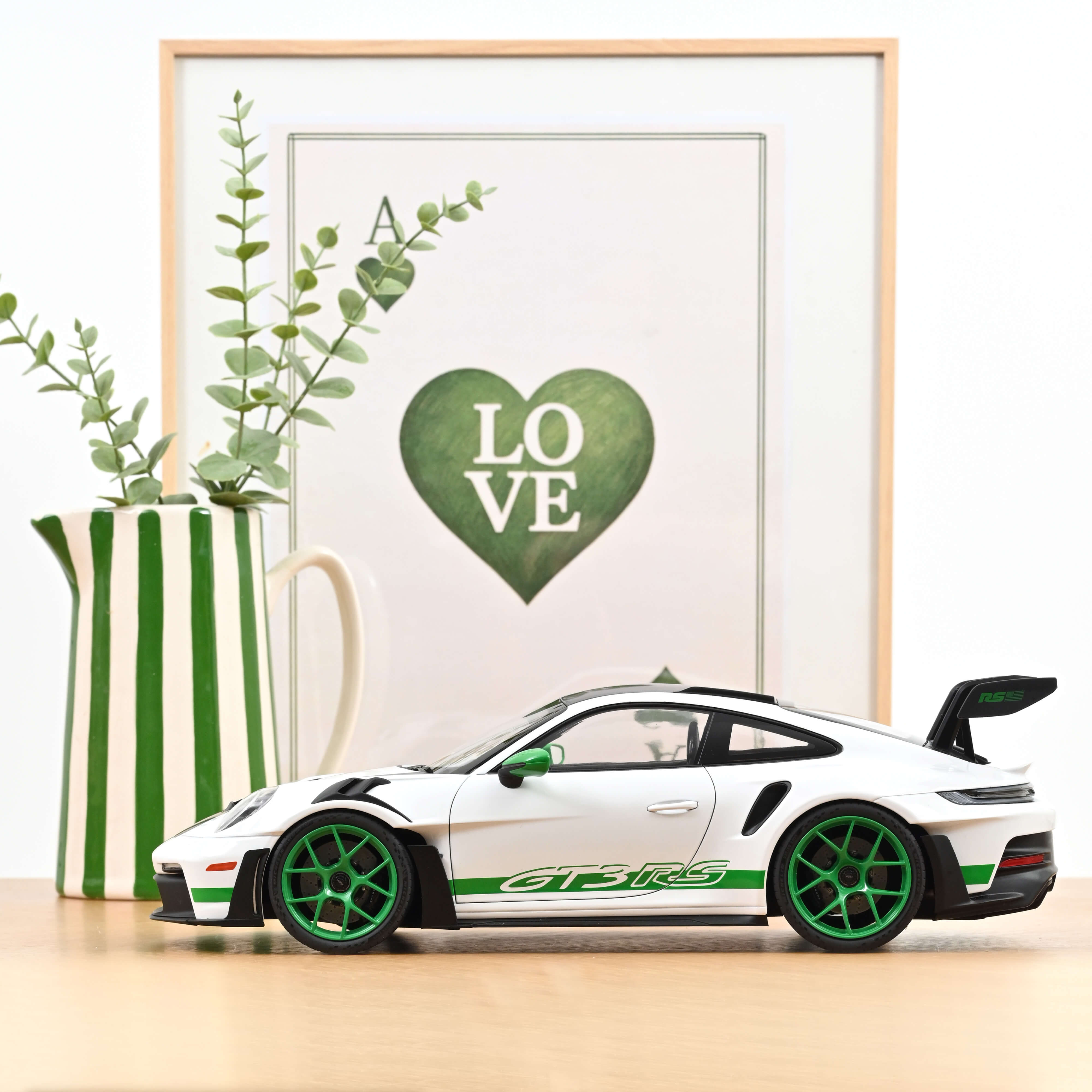Norev 127535 Porsche 911 GT3 RS Tribute weiß/grün