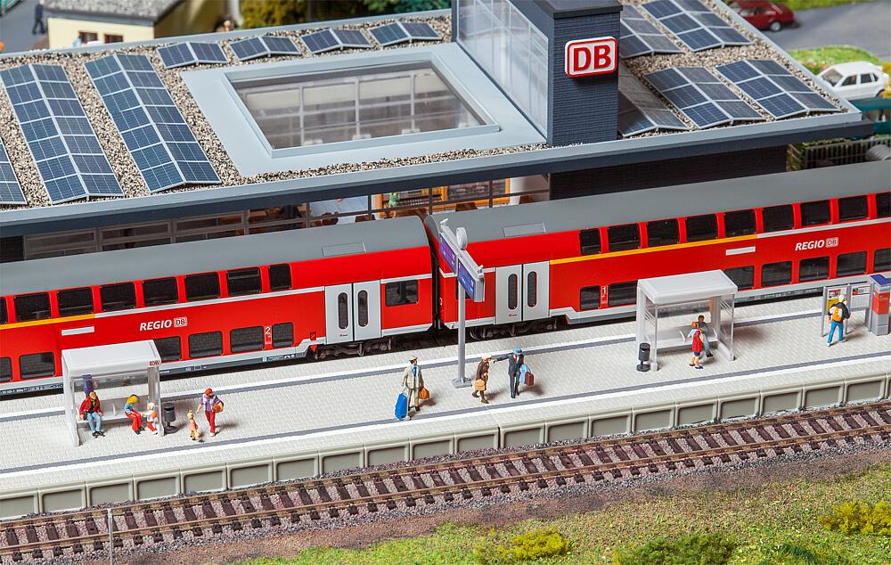 120202 Moderner Bahnsteig mit Zubehör