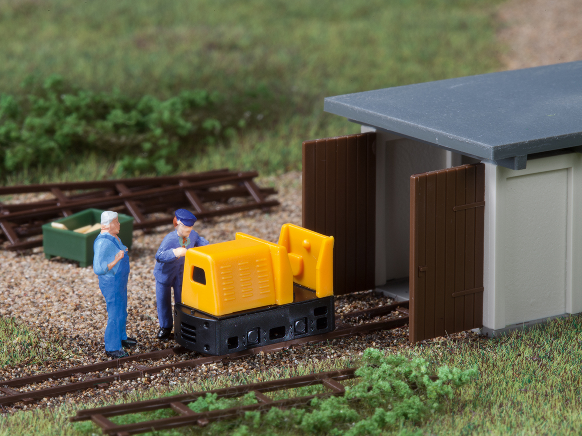 43703 Feldbahnlokattrappe