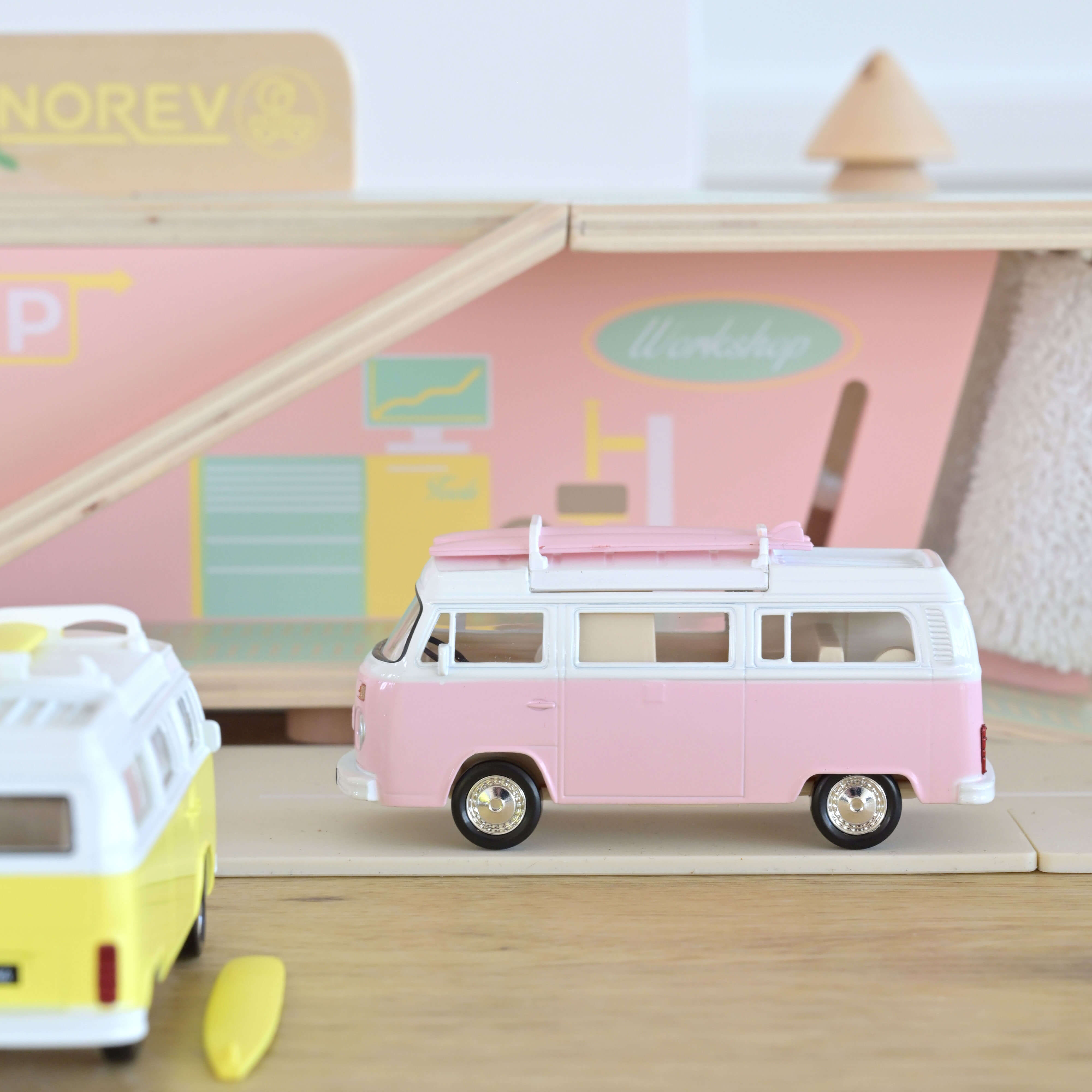 Norev 841102 JetCar: VW T2b Campingbus rosa/weiß