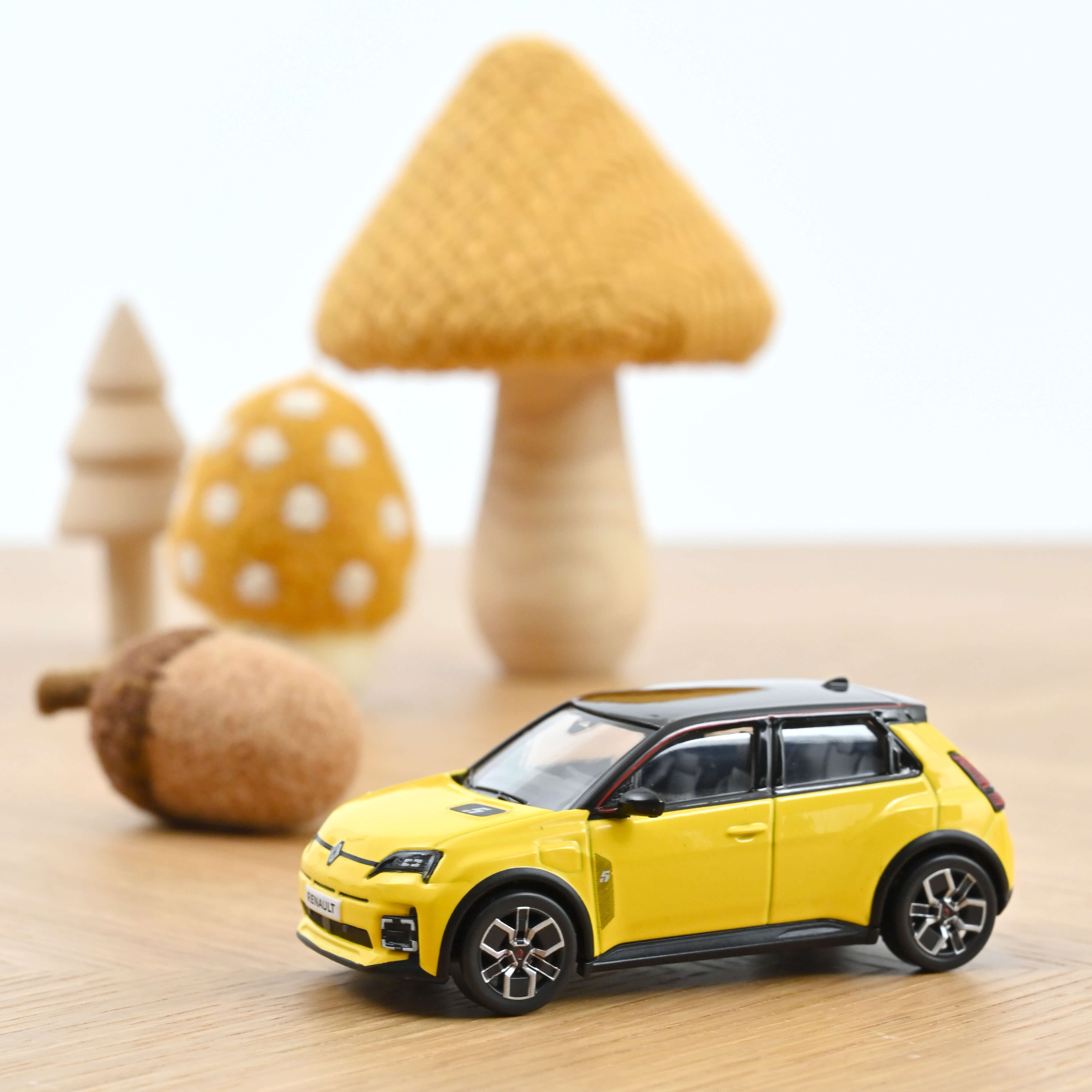 510550 Renault 5 E-Tech Electric Yellow & Black