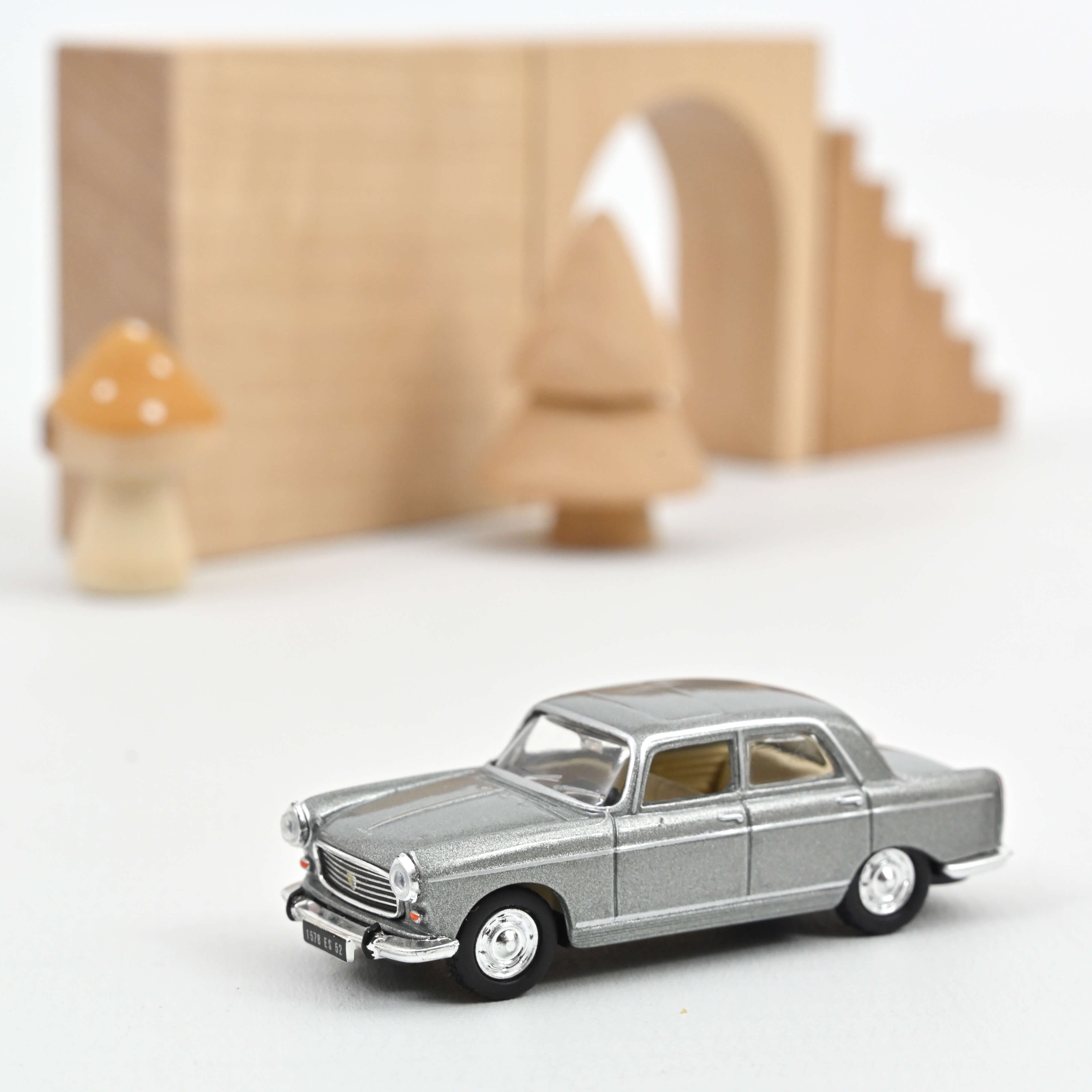 474449 Peugeot 404 grau-met. (1968)