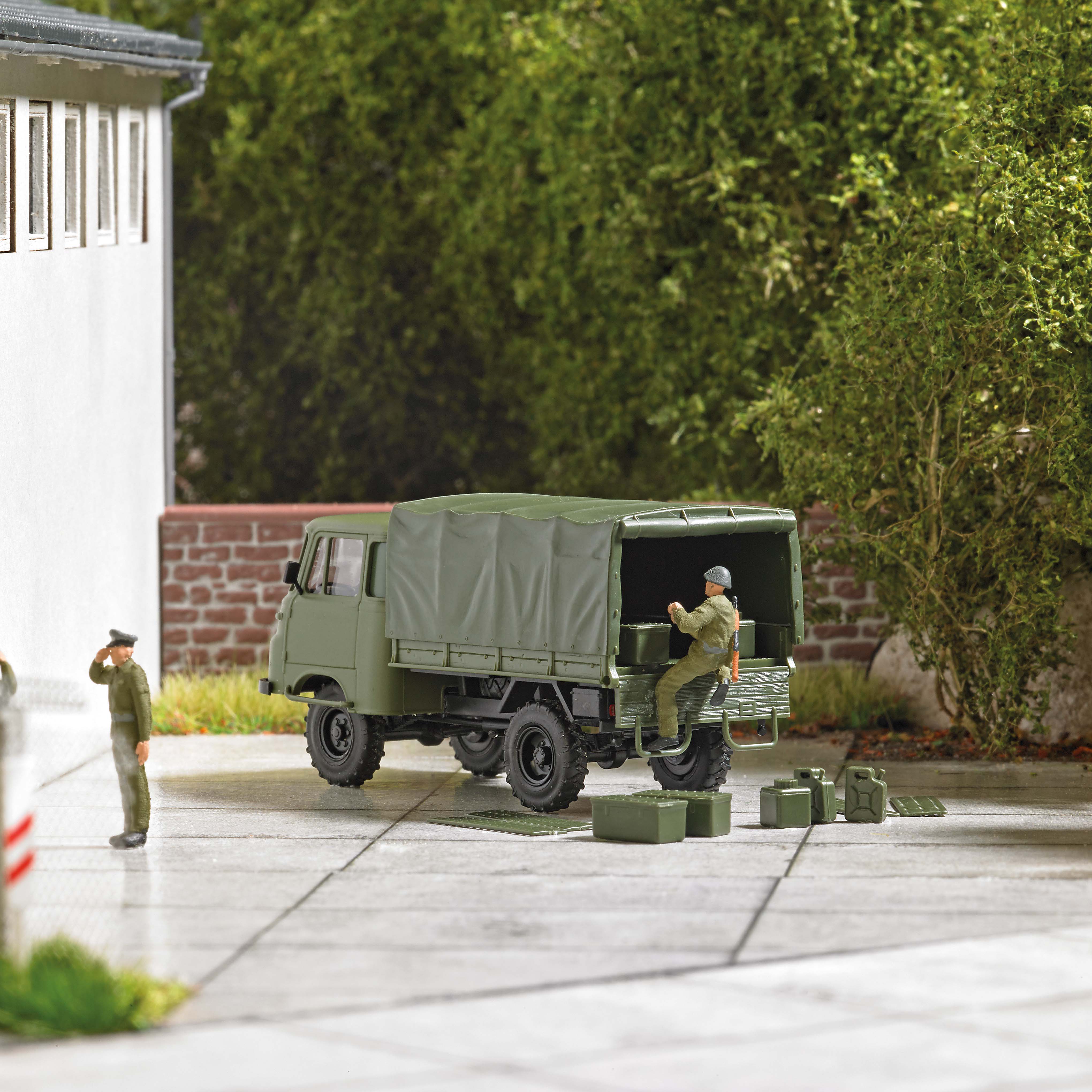 1935 Robur mit NVA-Soldat