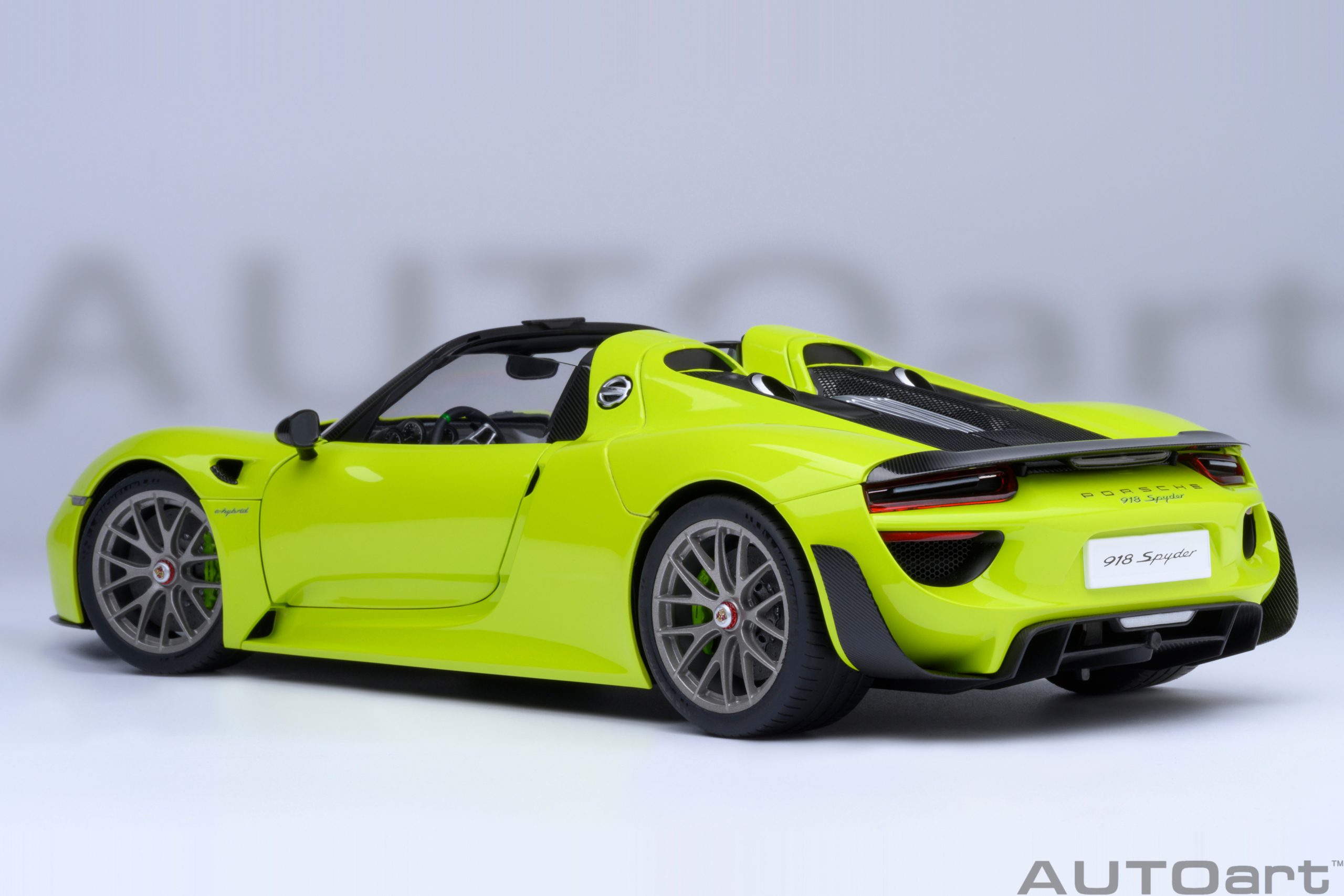 AUTOart 77921 Porsche 918 Spyder Weissach Package