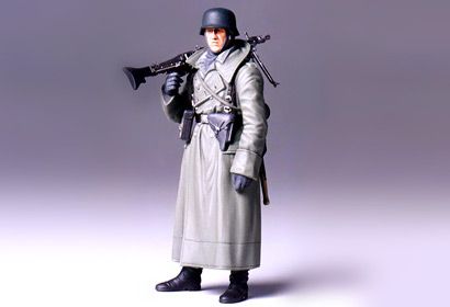 36306 WWII Figur Dt.Soldat m.Mantel u.MG