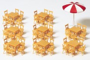 Preiser 17201 8 Tische, 48 Stühle, 1 Sonnenschirm. 