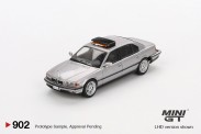 MiniGT MGT00902-007G MiniGT: BMW 750IL (E39) James Bond (D)