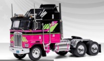IXO Modelle IXOU64TR006 Kenworth K100 Aerodyne schwarz/rosa