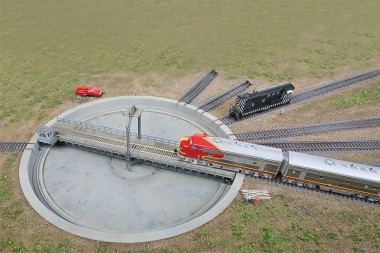 Walthers 2851 110' HO Turntable 