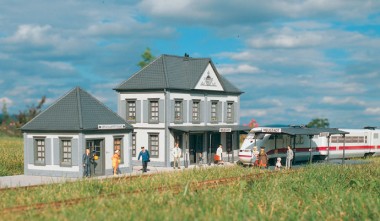 Piko 62030 Bahnhof Neustadt 