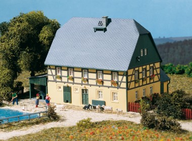 Auhagen 11359 Großes Bauernhaus mit Stall und Schauer 