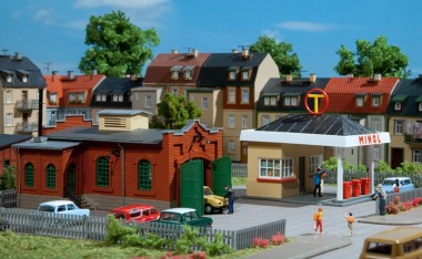 Auhagen 12227 Tankstelle mit Kfz-Werkstatt 