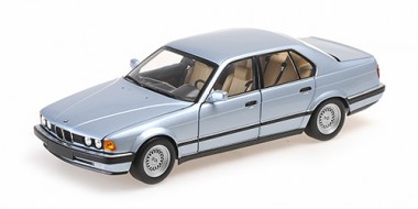 Minichamps 100023008 BMW 730i Lim. hell-blau-met. (1986) 