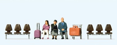 Preiser 10661 Drei wartende Reisende. Kofferkuli. 