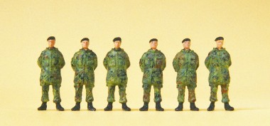 Preiser 16840 Soldaten stehend. Parka. Barett. 