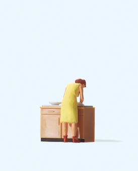 Preiser 28145 Hausfrau beim Spülen 