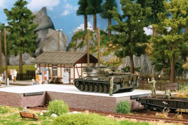 Busch 10711 Leopard mit drei Soldaten 