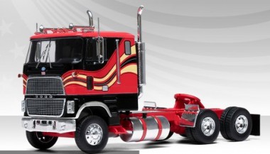 IXO Modelle IXOU43TR003 Ford CL 9000 SZM (3a) rot (1976) 