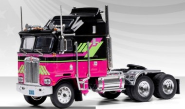 IXO Modelle IXOU64TR006 Kenworth K100 Aerodyne schwarz/rosa 