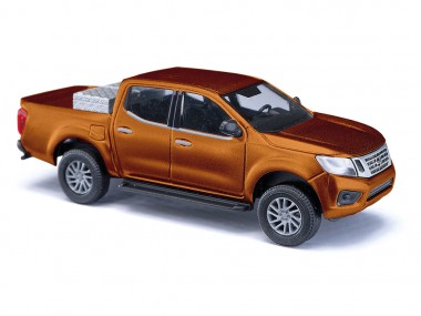 Busch Autos 53720 Nissan Navara mit Alukiste kupfer 
