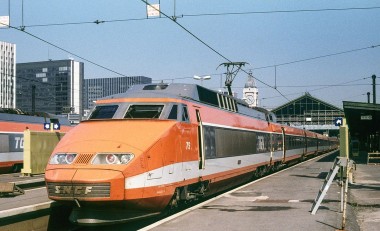 Kato 10-2083 SNCF TGV Sud-Est Triebzug 5-tlg. Ep.4 