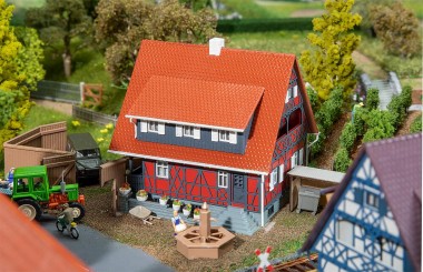 Faller 130587 Fachwerkhaus mit Brunnen 