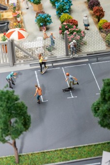 Faller 151652 Beim Skaten 