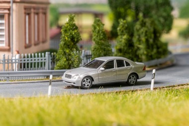 Faller 161425 MB C-Klasse W 203, silber (HERPA) 