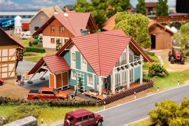 Faller 191815 Wohnhaus mit Carport 