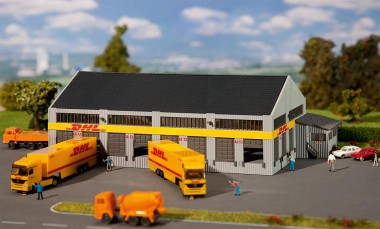Faller 231733 Logistik-Zentrum DHL mit Figuren 