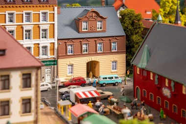 Faller 232178 Stadthaus mit Durchfahrt 