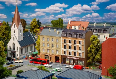 Faller 232384 Stadthäuser mit Apotheke und 