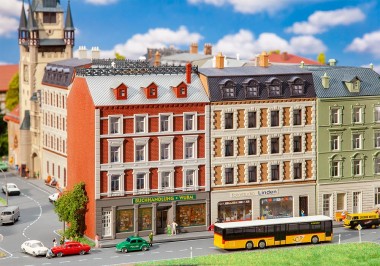 Faller 232389 2 sanierte Stadthäuser mit Ladengeschäft 